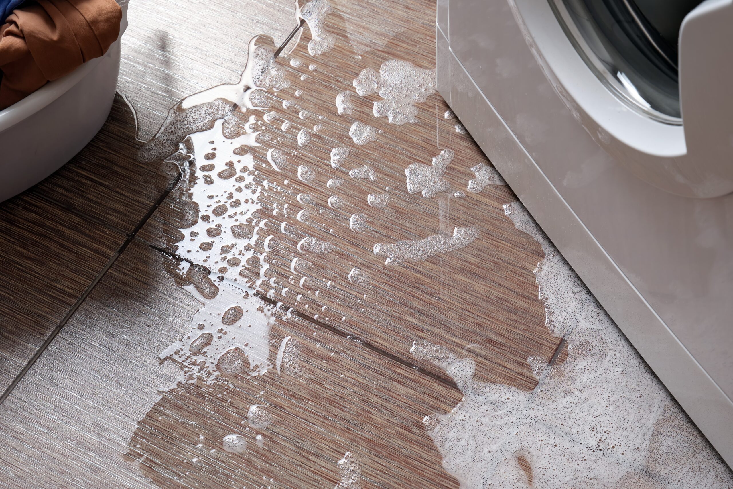 Breakdown,Of,A,Household,Washing,Machine.,Water,With,Foam,Out 4